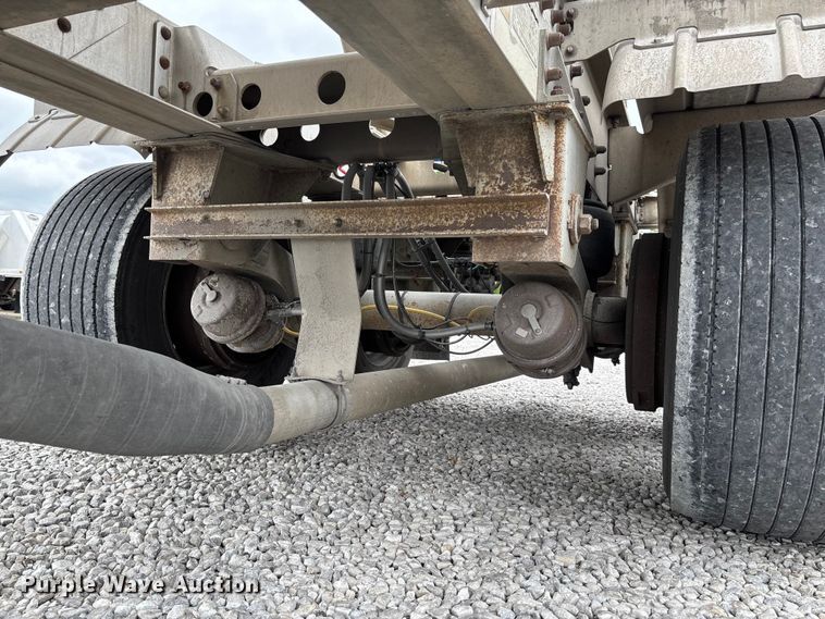 image for item FC5607 2004 Heil pneumatic dry bulk trailer