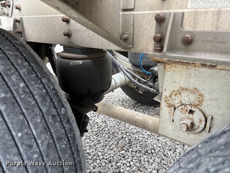 image for item FC5607 2004 Heil pneumatic dry bulk trailer