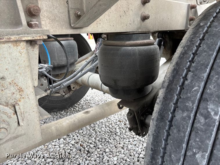 image for item FC5607 2004 Heil pneumatic dry bulk trailer