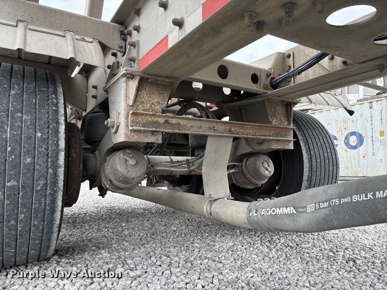 image for item FC5607 2004 Heil pneumatic dry bulk trailer