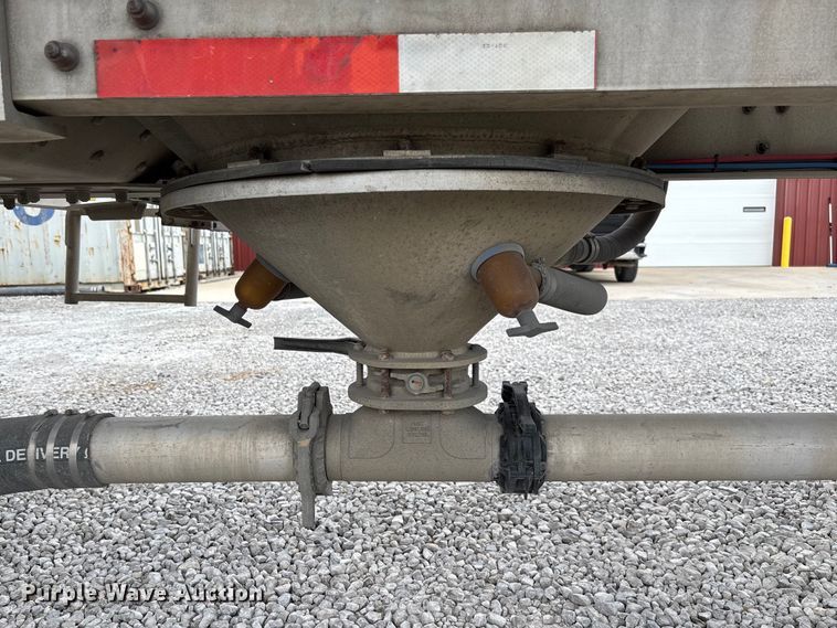 image for item FC5607 2004 Heil pneumatic dry bulk trailer