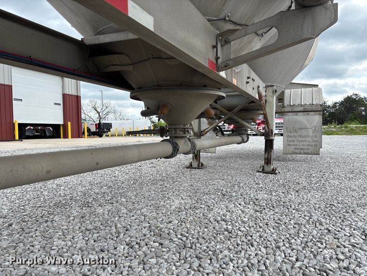 image for item FC5607 2004 Heil pneumatic dry bulk trailer