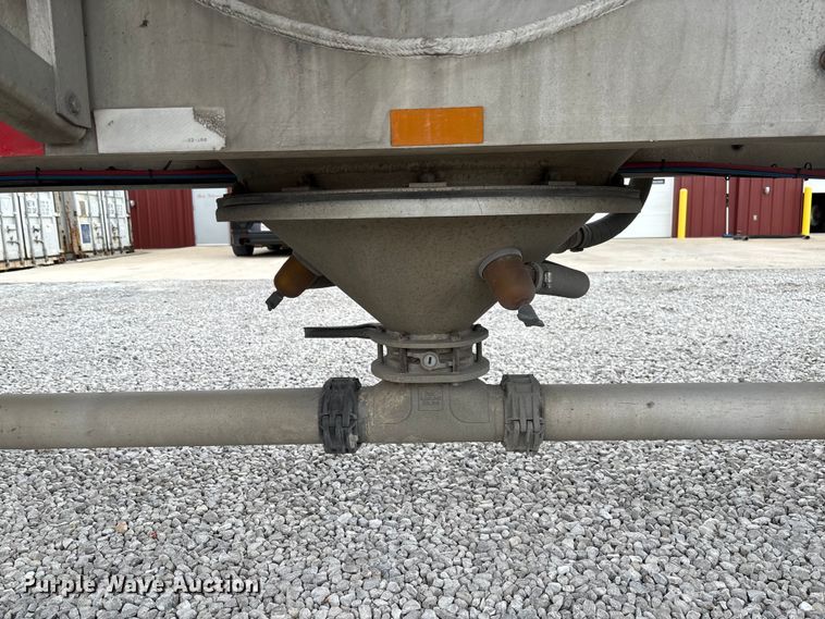 image for item FC5607 2004 Heil pneumatic dry bulk trailer