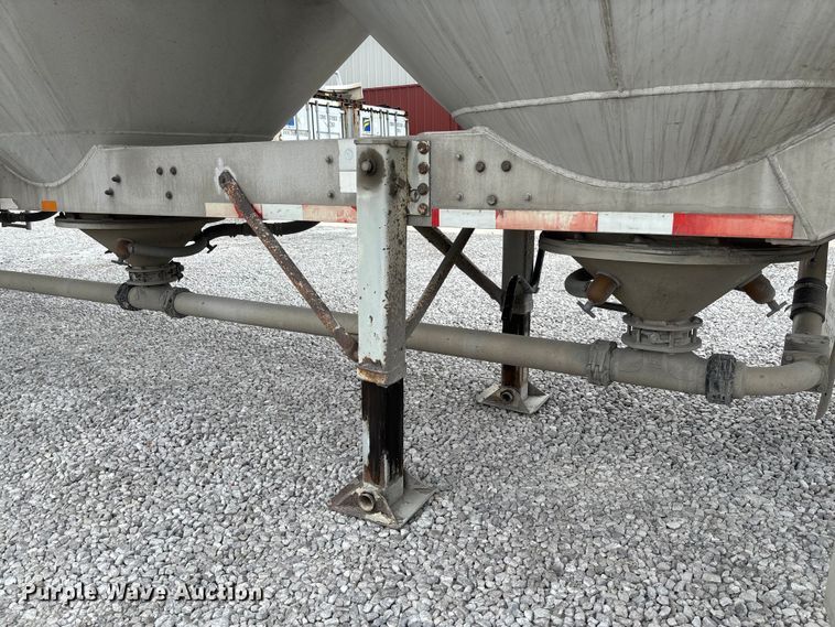 image for item FC5607 2004 Heil pneumatic dry bulk trailer