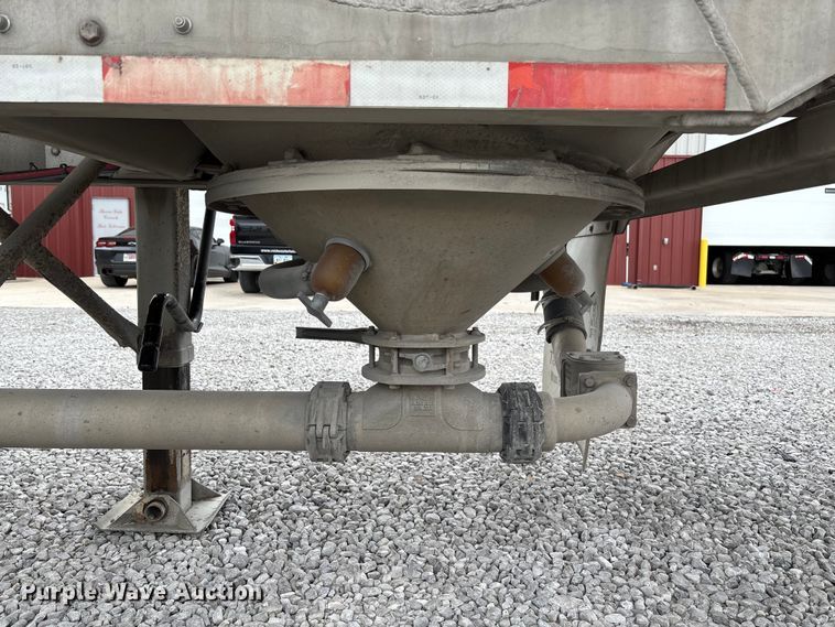 image for item FC5607 2004 Heil pneumatic dry bulk trailer