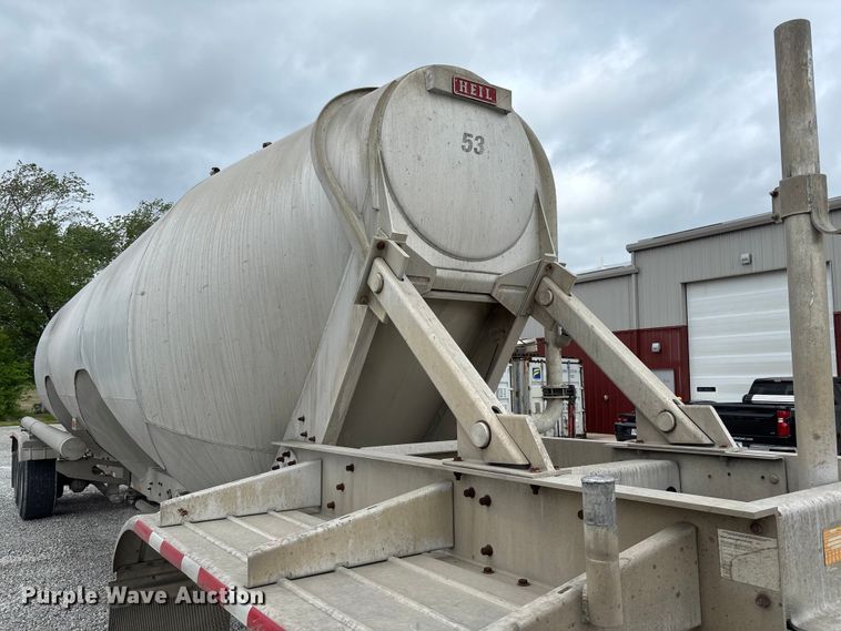image for item FC5607 2004 Heil pneumatic dry bulk trailer