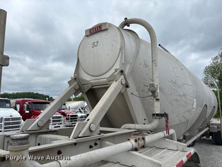 image for item FC5607 2004 Heil pneumatic dry bulk trailer