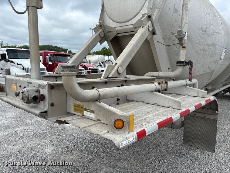 image for item FC5607 2004 Heil pneumatic dry bulk trailer