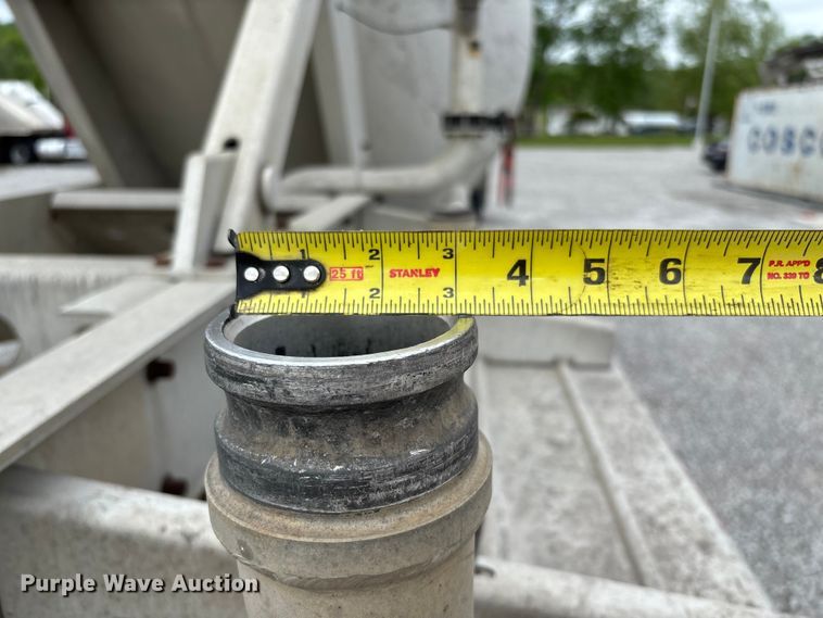 image for item FC5607 2004 Heil pneumatic dry bulk trailer