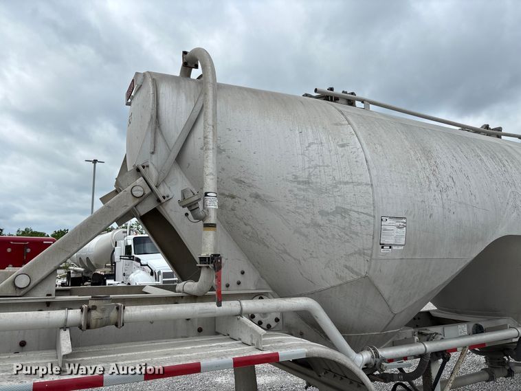 image for item FC5607 2004 Heil pneumatic dry bulk trailer