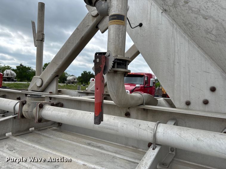 image for item FC5607 2004 Heil pneumatic dry bulk trailer