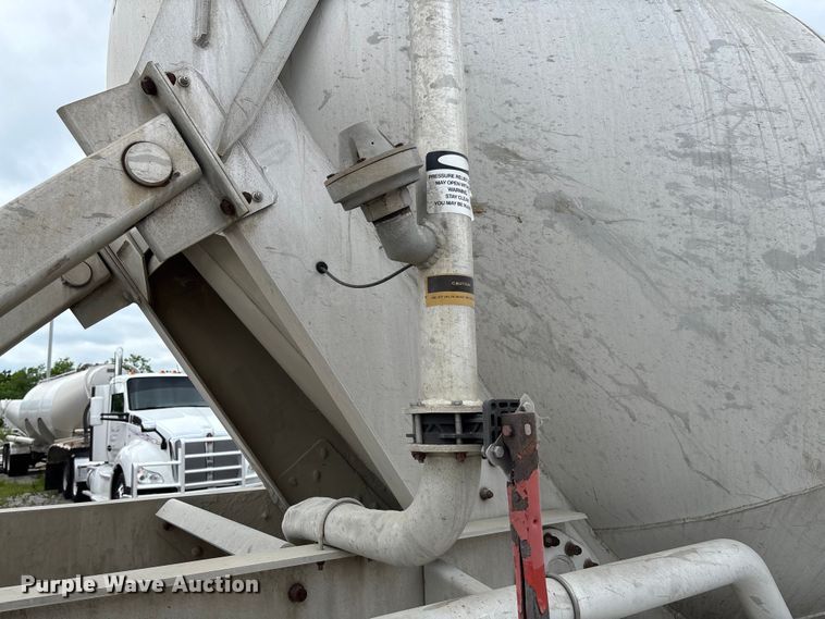 image for item FC5607 2004 Heil pneumatic dry bulk trailer