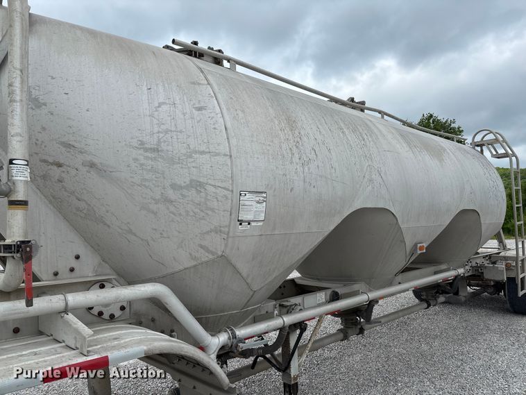 image for item FC5607 2004 Heil pneumatic dry bulk trailer