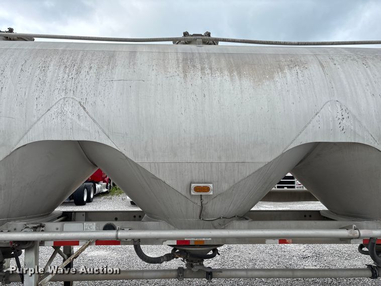 image for item FC5607 2004 Heil pneumatic dry bulk trailer