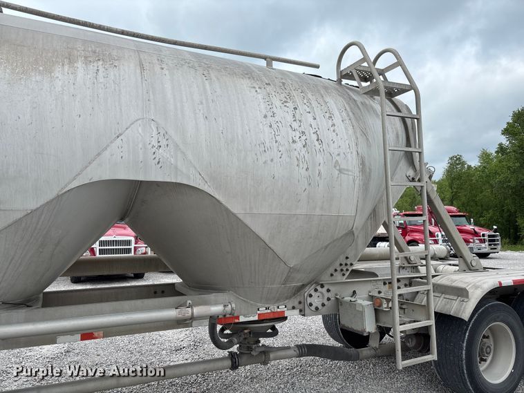 image for item FC5607 2004 Heil pneumatic dry bulk trailer