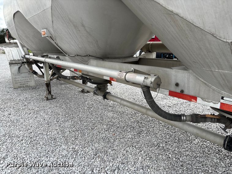 image for item FC5607 2004 Heil pneumatic dry bulk trailer