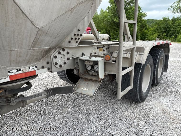 image for item FC5607 2004 Heil pneumatic dry bulk trailer
