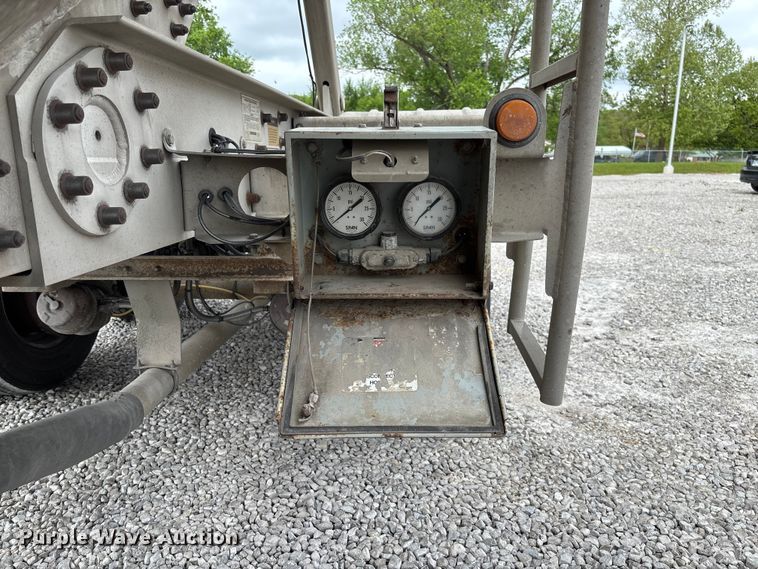 image for item FC5607 2004 Heil pneumatic dry bulk trailer