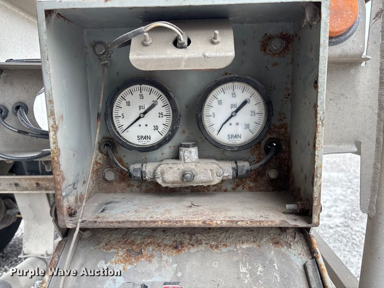 image for item FC5607 2004 Heil pneumatic dry bulk trailer
