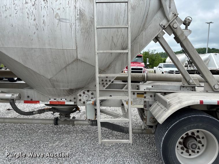 image for item FC5607 2004 Heil pneumatic dry bulk trailer
