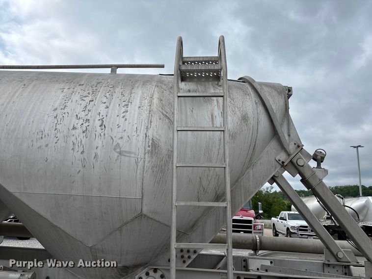 image for item FC5607 2004 Heil pneumatic dry bulk trailer