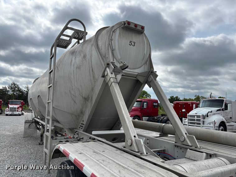 image for item FC5607 2004 Heil pneumatic dry bulk trailer