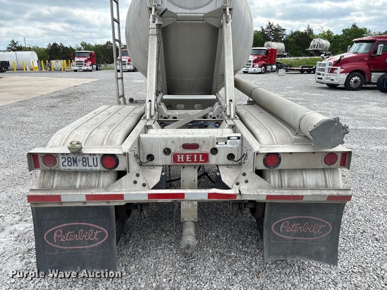 image for item FC5607 2004 Heil pneumatic dry bulk trailer