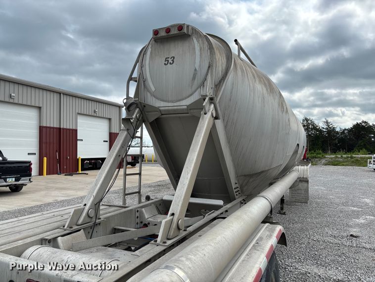image for item FC5607 2004 Heil pneumatic dry bulk trailer