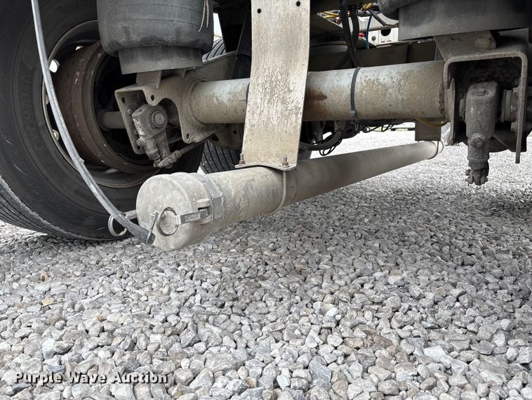 image for item FC5607 2004 Heil pneumatic dry bulk trailer