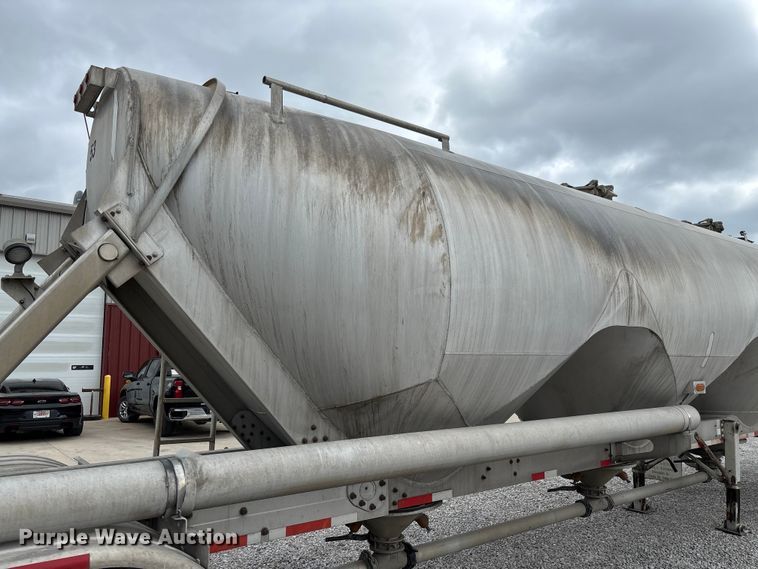 image for item FC5607 2004 Heil pneumatic dry bulk trailer
