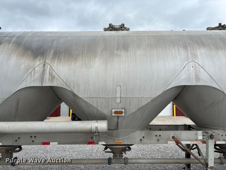 image for item FC5607 2004 Heil pneumatic dry bulk trailer