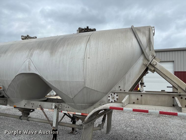 image for item FC5607 2004 Heil pneumatic dry bulk trailer