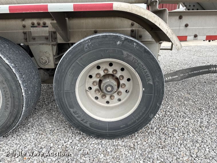 image for item FC5607 2004 Heil pneumatic dry bulk trailer