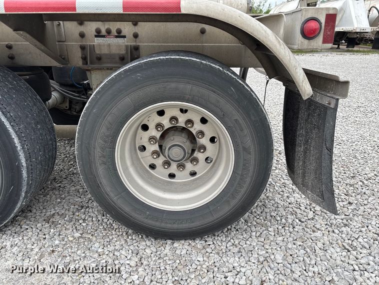 image for item FC5607 2004 Heil pneumatic dry bulk trailer