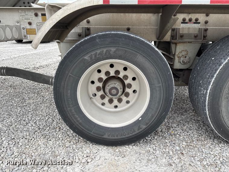 image for item FC5607 2004 Heil pneumatic dry bulk trailer