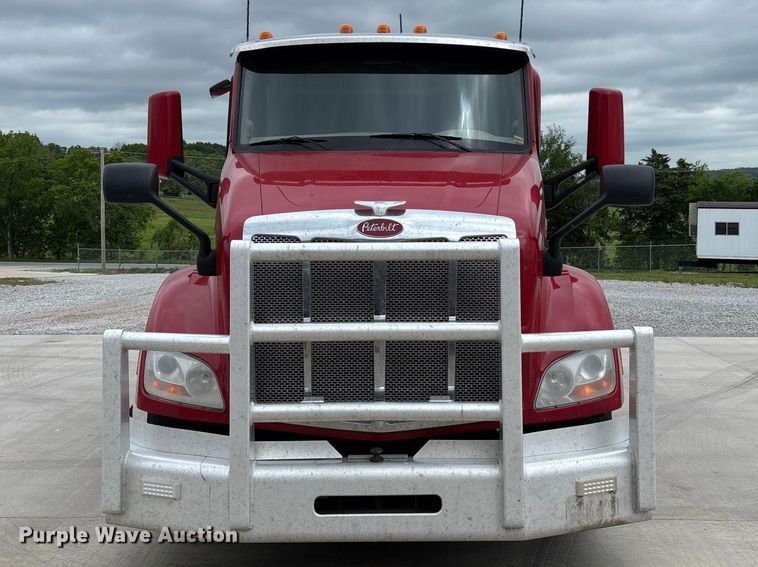 image for item FC5608 2020 Peterbilt 579 semi truck