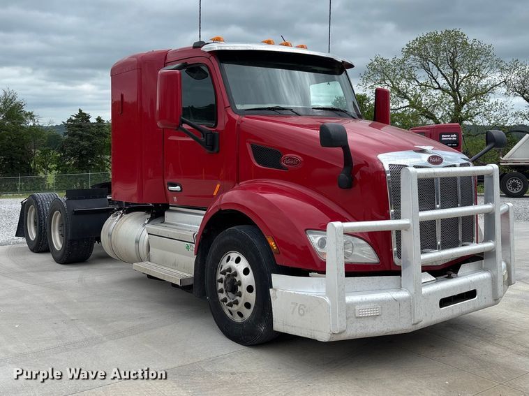 image for item FC5608 2020 Peterbilt 579 semi truck