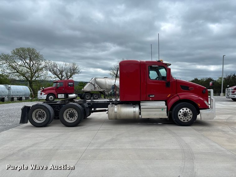 image for item FC5608 2020 Peterbilt 579 semi truck