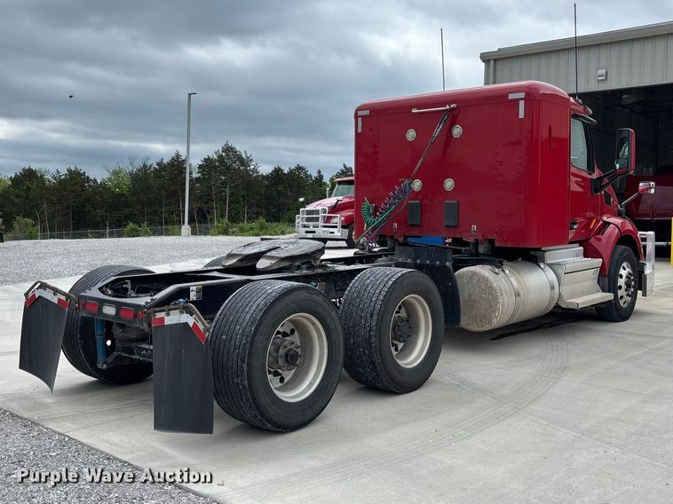 image for item FC5608 2020 Peterbilt 579 semi truck