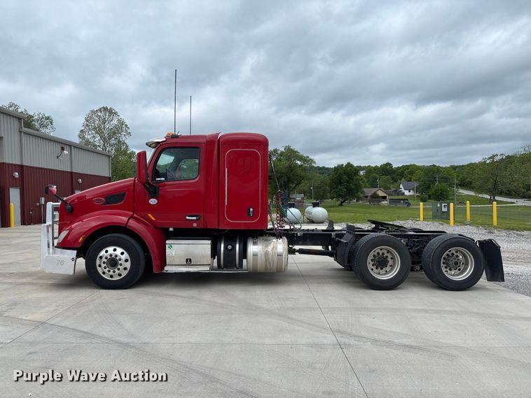 image for item FC5608 2020 Peterbilt 579 semi truck