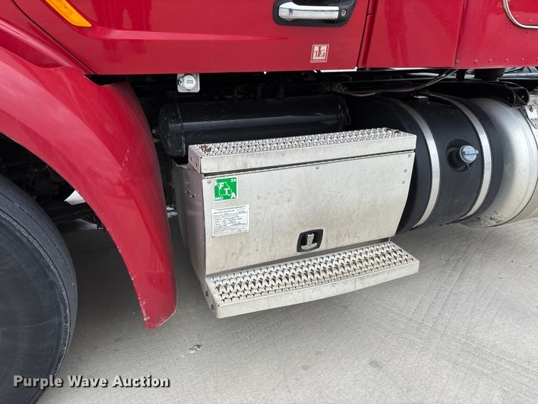 image for item FC5608 2020 Peterbilt 579 semi truck
