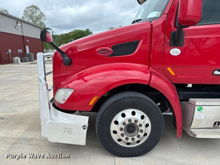 image for item FC5608 2020 Peterbilt 579 semi truck