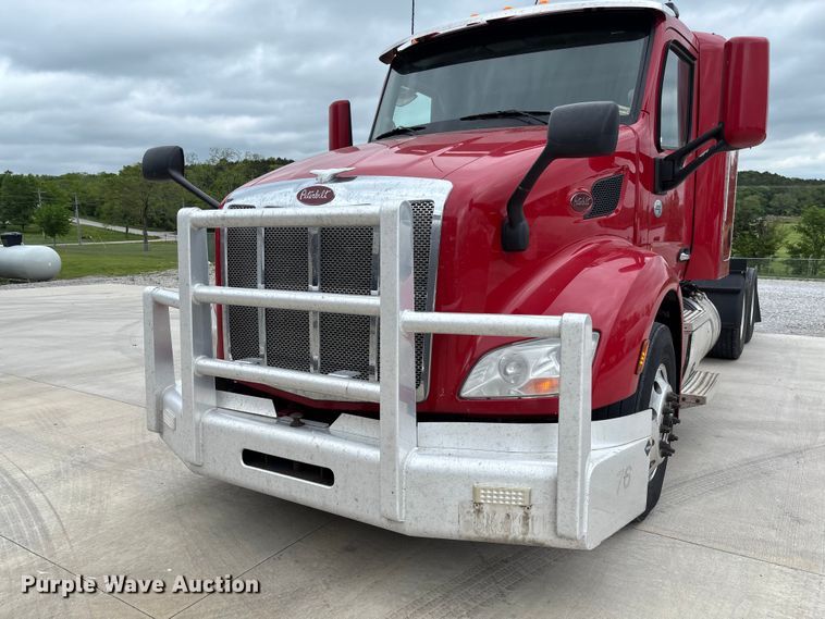 image for item FC5608 2020 Peterbilt 579 semi truck