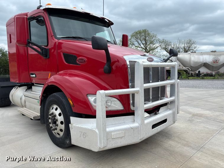 image for item FC5608 2020 Peterbilt 579 semi truck