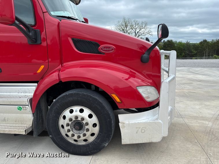 image for item FC5608 2020 Peterbilt 579 semi truck