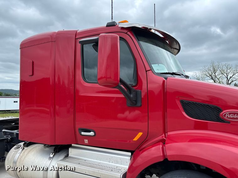image for item FC5608 2020 Peterbilt 579 semi truck
