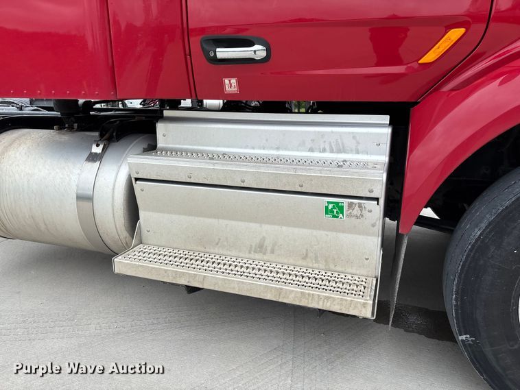 image for item FC5608 2020 Peterbilt 579 semi truck