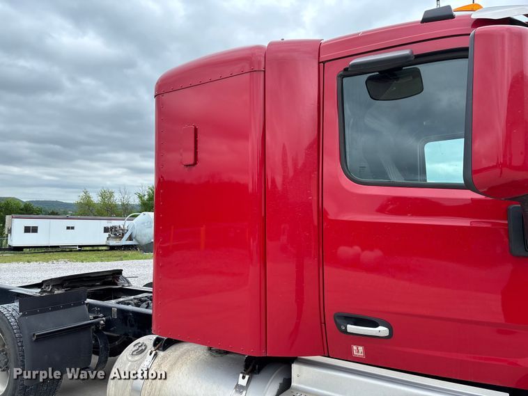 image for item FC5608 2020 Peterbilt 579 semi truck