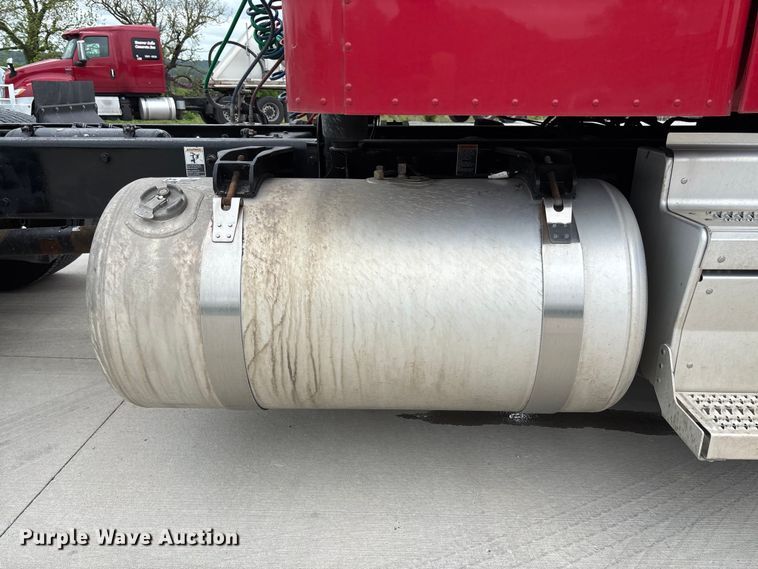 image for item FC5608 2020 Peterbilt 579 semi truck