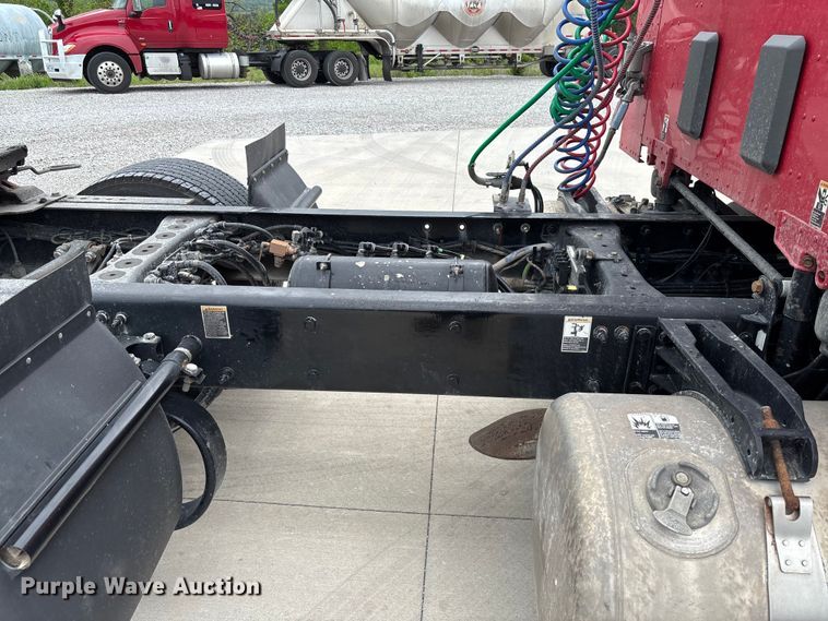 image for item FC5608 2020 Peterbilt 579 semi truck
